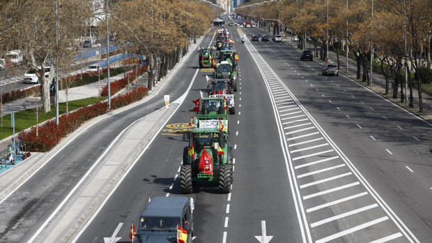 Varios tractores a su paso por el Paseo de la Castellana este domingo en Madrid. Los tractores vuelven a circular por el centro de Madrid en un nuevo acto de protesta