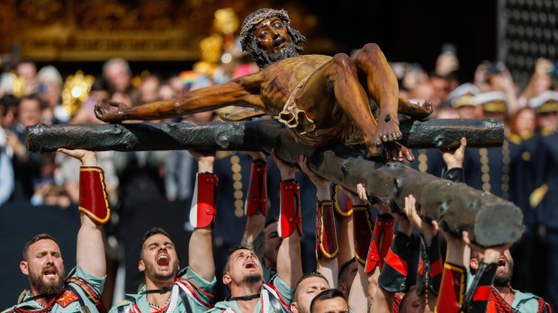 Legionarios alzan la figura del Cristo de la Buena Muerte