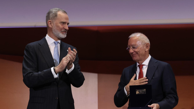 Don Felipe entrega el premio Reino de España a la trayectoria empresarial a Isak Andic