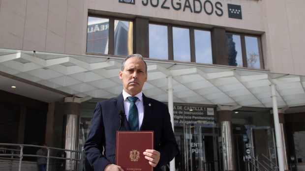 El decano del Ilustre Colegio de Abogados de Madrid, Eugenio Ribón, en el momento de interponer la demanda contra la Fiscalía de Madrid