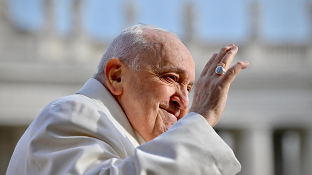 El Papa Francisco saluda a los fieles durante su audiencia general en la Plaza de San Pedro, Ciudad del Vaticano.