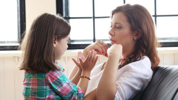 Madre e hija hablando en el sofá