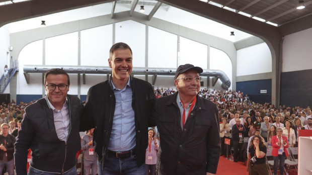 El expresidente de la Junta de Extremadura Guillermo Fernández, acompañado por Pedro Sánchez