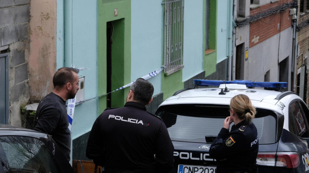 Agentes de la Policía Nacional frente a la casa donde se habría producido la detención
