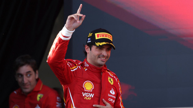 Carlos Sainz levanta el brazo en señal de triunfo en el podio del GP de Australia de F1