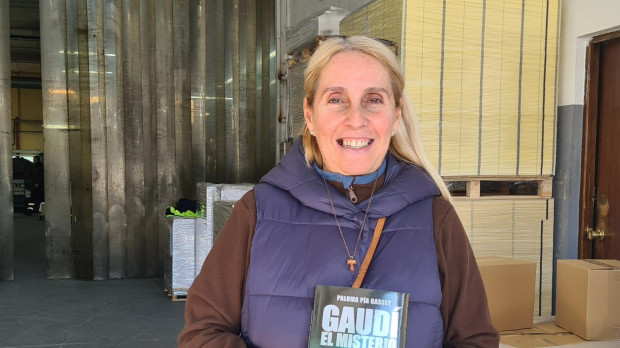 Paloma Pía Gasset, con uno de los primeros ejemplares de su libro