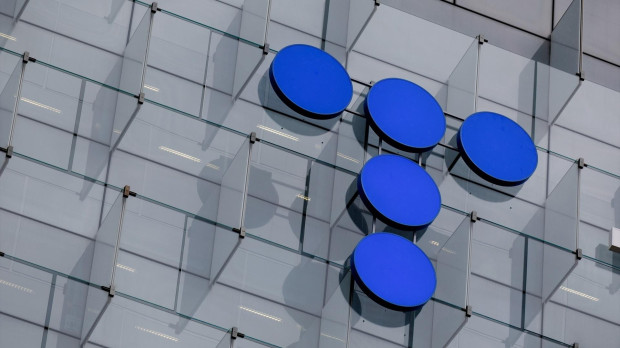 Detalle del logotipo de la fachada de la sede de Telefónica.