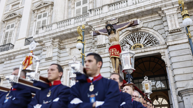 El Santísimo Cristo de la Fe Cristo de los Alabarderos sale del Palacio Real para procesionar por las calles de Madrid en la noche del Viernes Santo