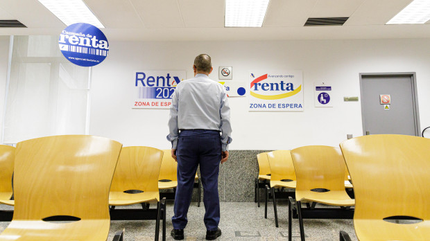 Un hombre espera su turno en la Agencia Tributaria para presentar la declaración de la renta