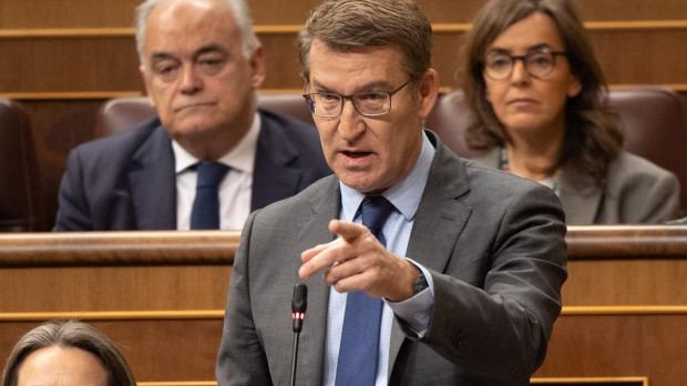 El presidente del PP, Alberto Núñez Feijóo, interviene durante una sesión de control al Gobierno, en el Congreso de los Diputados, a 28 de febrero de 2024, en Madrid (España). La implicación de Koldo García Izaguirre, que fue asesor del exministro socialista José Luis Ábalos, en una supuesta trama de comisiones en contratos de material anticovid durante la pandemia protagoniza la sesión de control al Gobierno con una ofensiva de PP y Vox contra el Ejecutivo que incluye preguntas al presidente Pedro Sánchez y cuatro de sus ministros.Tras el ‘caso Koldo’, el PSOE pidió a José Luis Ábalos, el pasado lunes 26 de febrero, que entregase su acta de diputado en las siguientes 24 horas. Sin embargo, ayer el exministro se negó a dimitir y seguirá como diputado pero en el Grupo Mixto, ya que insiste que no está imputado en ninguna causa. 28 FEBRERO 2024;CONGRESO;PLENO;SESIÓN DE CONTROL Eduardo Parra / Europa Press 28/2/2024