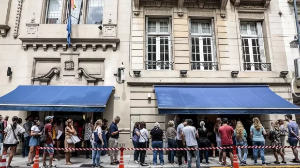 Colas ante el consulado español en Buenos Aires para beneficiarse de la 'ley de nietos'