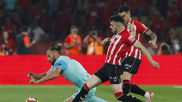 Vedat Muriqi cae al suelo ante la atenta mirada de Paredes y Yuri