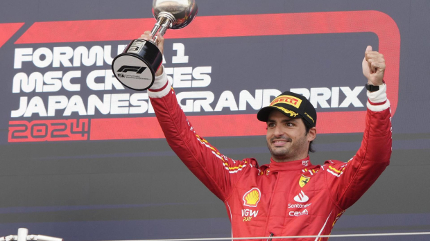 Carlos Sainz celebra su tercer podio en el GP de Japón