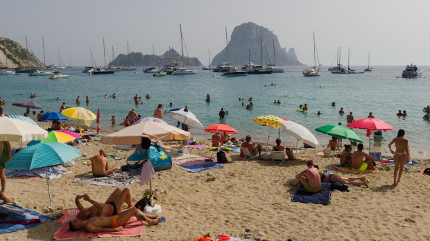 Varias personas en la playa de Cala d'Hort, en Ibiza