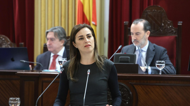 La diputada de VOX por Baleares Idoia Ribas interviene durante un pleno en el Parlament