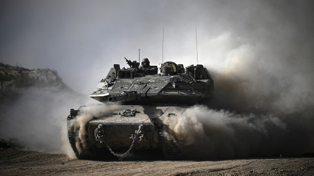 Un tanque de combate israelí se desplaza en la frontera con Gaza