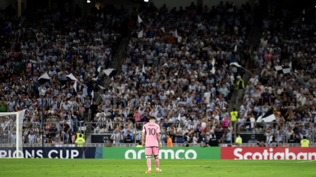 Messi, cabizbajo, viendo como su equipo caía eliminado