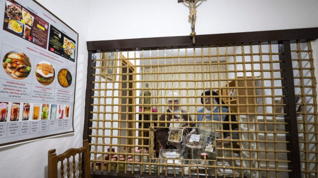 La priora de las Carmelitas, sor María Dolores y Sor Monica, muestran sus platos asiáticos como el sushi, los noodles o el sotanghon.
