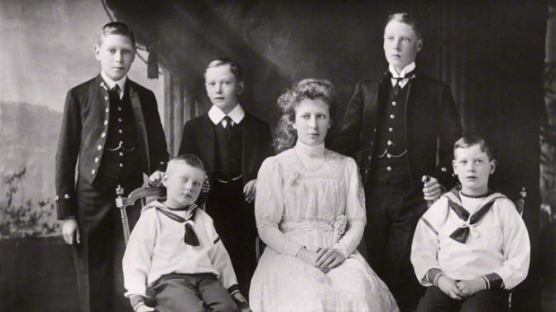Los hijos reales en 1912: (i-d) Alberto, Juan, Enrique, María, Eduardo y Jorge.