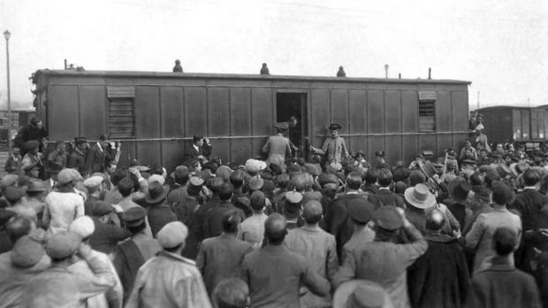 Apertura del vagón, en la estación de Córdoba, donde se produjo el crimen