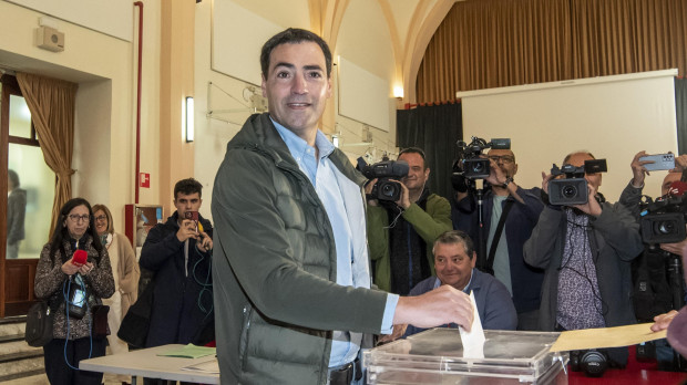 El candidato del PNV, Imanol Pradales, votando este domingo