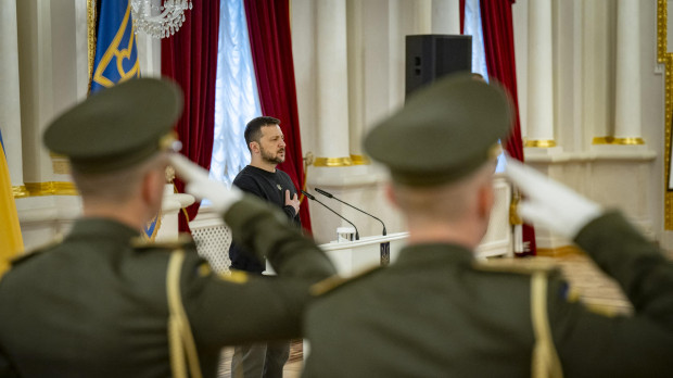 El presidente ucraniano Volodímir Zelenski durante una ceremonia con soldados en Kiev