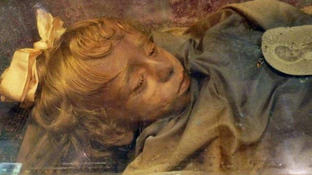 Rosalía Lombardo permanece expuesta dentro de un ataúd con puerta de cristal