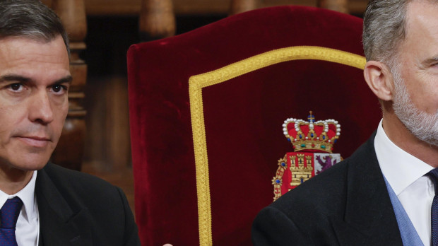 ALCALÁ DE HENARES (MADRID), 23/04/2024.- El rey de España, Felipe VI, junto al presidente del Gobierno, Pedro Sánchez (i), durante la ceremonia de entrega del Premio Cervantes 2023 al escritor español Luis Mateo Díez este martes en el Paraninfo de la Universidad de Alcalá de Henares. EFE/Ballesteros POOL