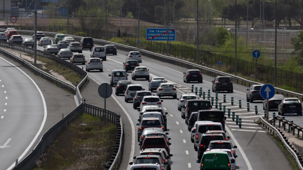 Vehículos circulan por la la A5 durante el comienzo de la operación salida de las vacaciones de Semana Santa 2024