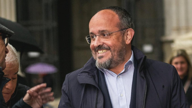 Alejandro Fernández saluda a unos simpatizantes, el pasado martes.