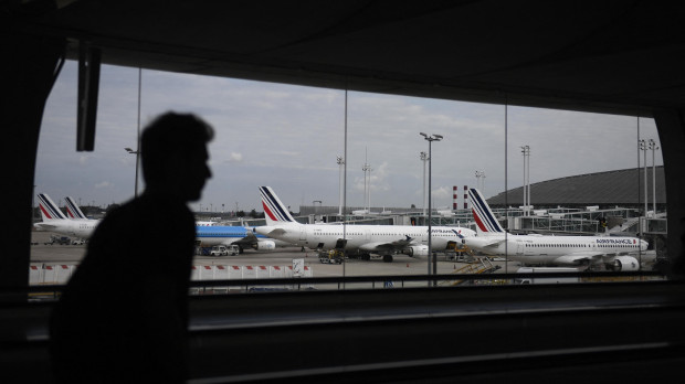 Un pasajero camina por el aeropuerto Charles de Gaulle de Paris