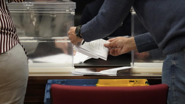 Varias personas durante el recuento del voto CERA en Bilbao