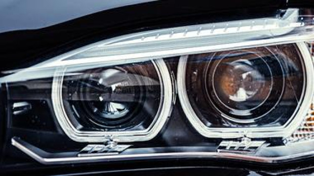 Los faros de los coches son claves en materia de seguridad