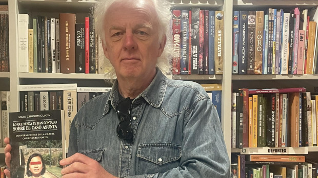 Mark Guscin posa con su libro en la coruñesa Librería Arenas