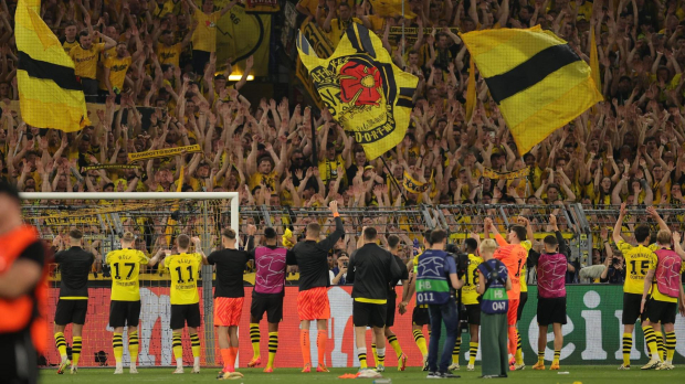 Los jugadores del Borussia Dortmund celebran la victoria ante el PSG en el partido de ida