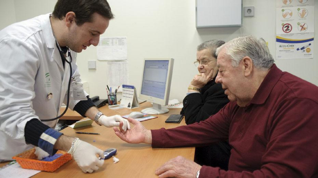 Un médico de familia atiende a un paciente en una consulta