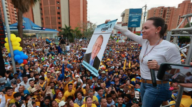 María Corina Machado con una pancarta de Edmundo González Urrutia, candidato de la oposición venezolana