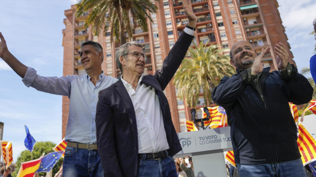El presidente del PP, Alberto Núñez Feijóo (c) junto al alcalde de Badalona, Xavier Garcia Albiol, acomañan al candidato a la presidencia de la Generalitat Alejandro Fernández