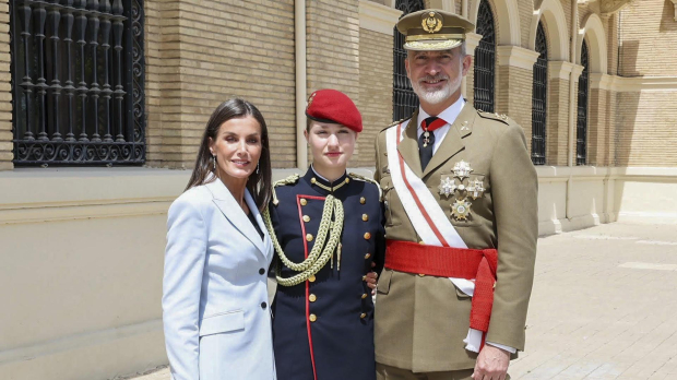 Los Reyes con la Princesa de Asturias tras la jura de bandera de Don Felipe al cumplirse 40 años de su promoción