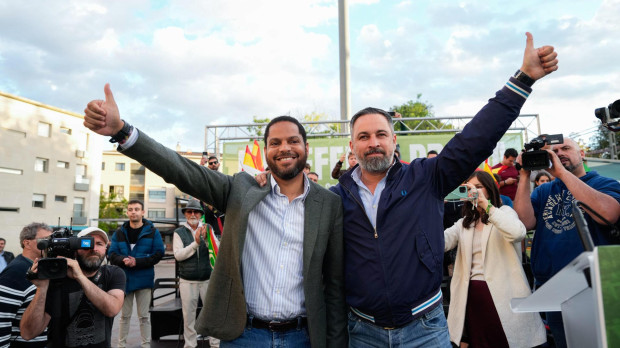 Santiago Abascal e Ignacio Garriga durante el acto electoral en Sant Cugat del Vallés (Barcelona)