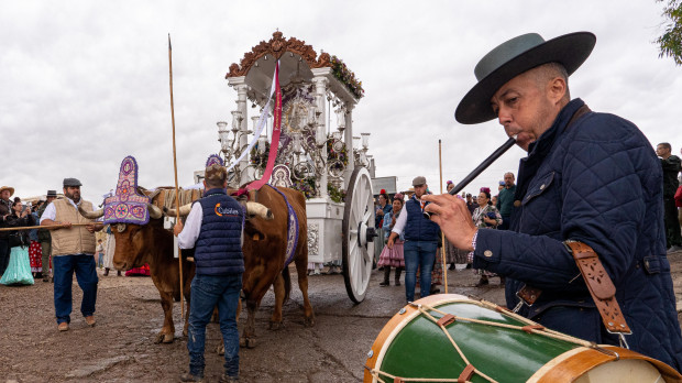 Un tamborilero toca en la romería hacia la aldea de El Rocío
