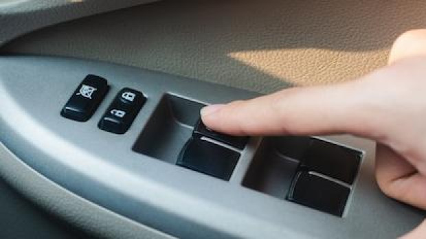 El botón para accionar las ventanillas de un coche
