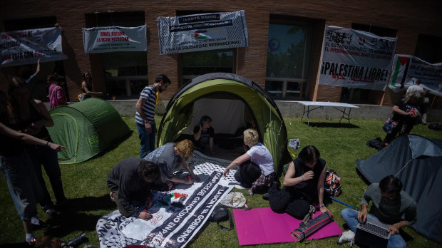 Varios estudiantes acampan para mostrar su apoyo al pueblo palestino y exigir el fin del conflicto en Gaza, en la Complutense
