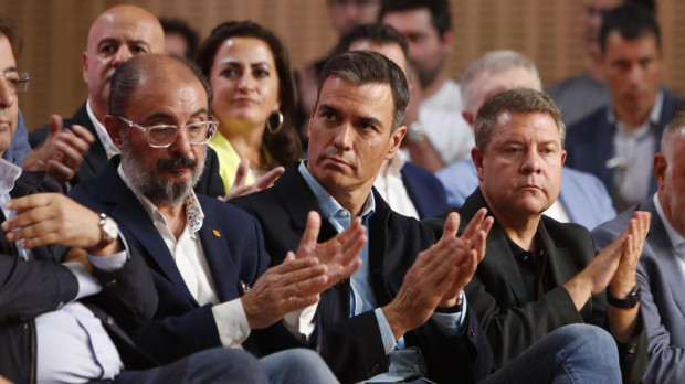 Javier Lambán, a la izquierda d ela fotografía, junto a Pedro Sánchez (centro) y Emiliano García Page (derecha), durante la reunión del Consejo Político Federal del PSOE en 2022