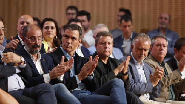 Javier Lambán, a la izquierda d ela fotografía, junto a Pedro Sánchez (centro) y Emiliano García Page (derecha), durante la reunión del Consejo Político Federal del PSOE en 2022