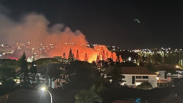 Una columna de humo se ve durante la noche en Numea, capital de Nueva Caledonia