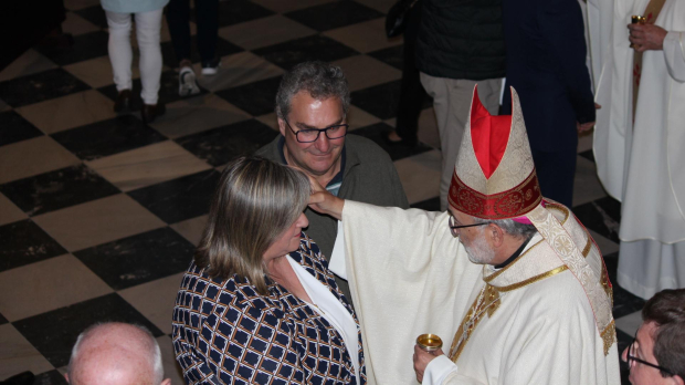 Una de las mujeres que recibió el sacramento de la Confirmación en Oviedo