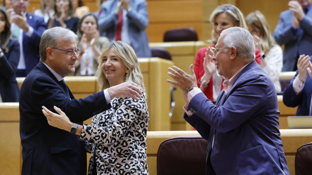 Antonio Silván recibe la felicitación de la portavoz del PP en el Senado, Alicia García, tras su intervención