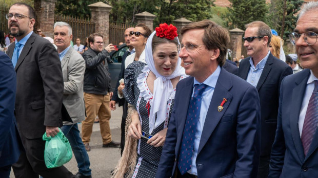 El alcalde de Madrid, José Luis Martínez Almeida (c), junto a la consejera de Cultura, Turismo y Deporte de la Comunidad de Madrid, Marta Rivera de la Cruz