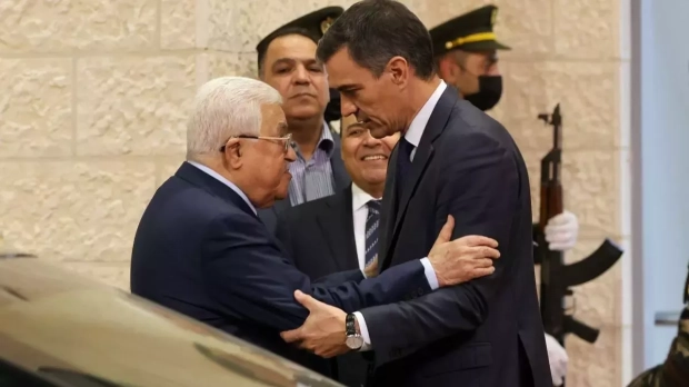 Pedro Sánchez y el presidente de la Autoridad Nacional Palestina, Mahmud Abás